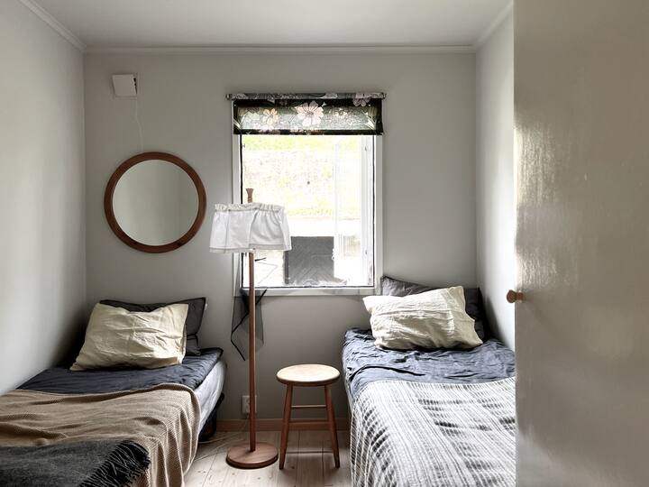 Малка спалня с 80 см легла, гардероб със закачалки и шкаф за почистване с основни продукти и принадлежности от първа необходимост.