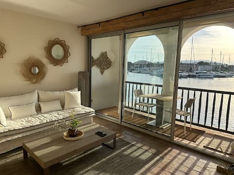 Top performing Airbnb: Stunning seaside apartment in Grimaud