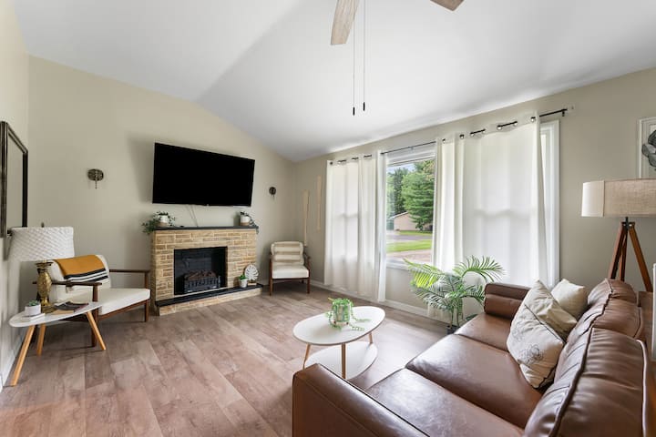 3BR Home • King Bed • Fenced Yard • Fast WiFi