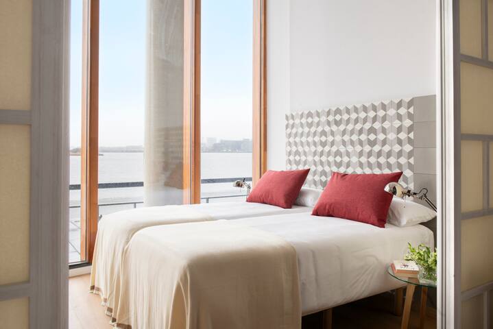 Stylish Riverfront Apartment with Stunning Views gallery image 4