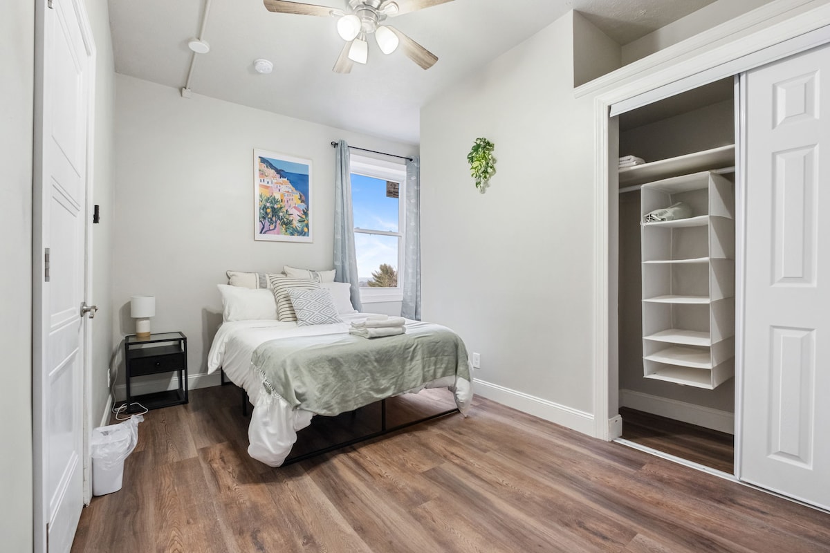 Chumba cha kulala chenye nafasi kubwa na starehe chenye sehemu ya kabati!