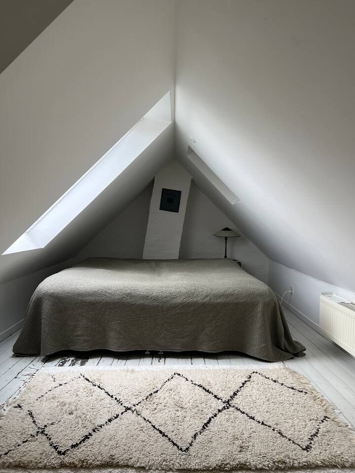 ห้องนอนที่ 2: ห้องนอนใต้หลังคาที่อบอุ่นบนชั้น 3 พร้อมเตียงควีนไซส์