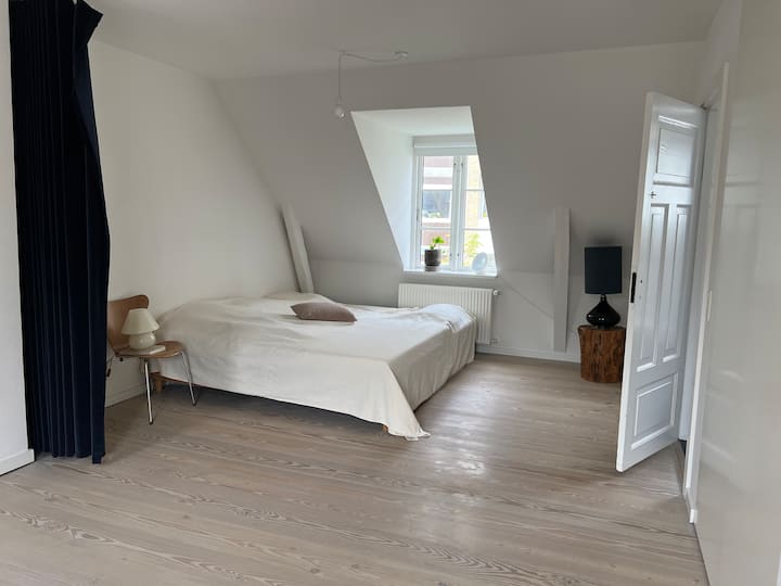 ห้องนอน 1: ห้องนอนใหญ่กว้างขวางชั้น 2 มีเตียงคู่ 1 หลัง + เตียงเดี่ยวแยกต่างหาก 1 หลัง  โปรดทราบว่าเตียงทั้งสองไม่ได้มีความสูงเท่ากัน จึงไม่สามารถดันเข้าด้วยกันเป็นเตียงขนาดคิงไซส์ได้

