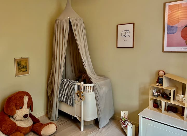 ห้องนอน 3: ห้องนอนเด็กชั้น 1 พร้อมเตียงเด็กเล็ก (สามารถใช้เป็นเตียงเด็กเล็กได้) + ของเล่น 