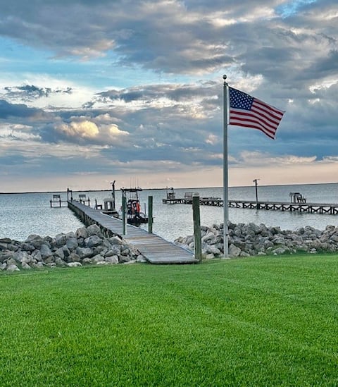Barn on The Bay 4bdr on shores of Turtle Bay