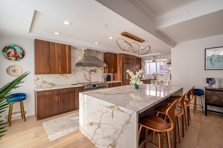 Phenomenal King, A/C, Rooftop Deck, Walk to Beach