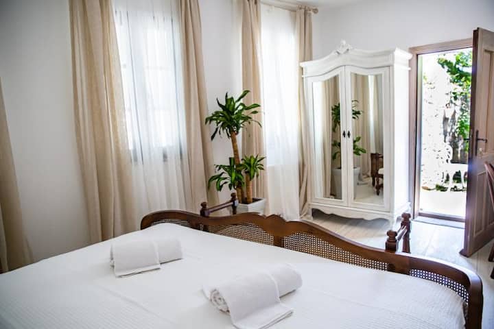 Spodná izba a malá záhrada na podlahe. Posteľ je veľká ako manželská posteľ.