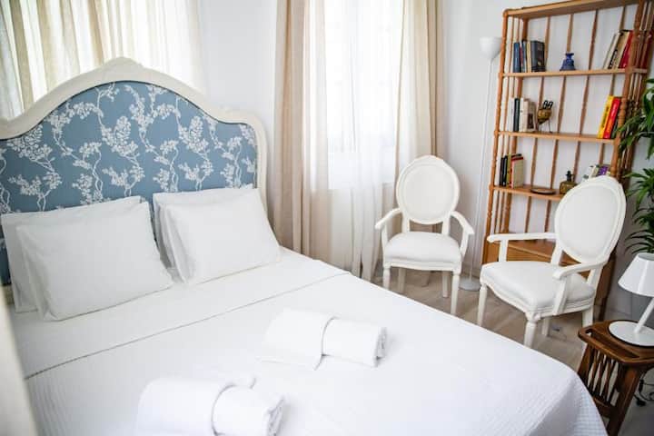 Izba na strednom poschodí. K dispozícii je malá knižnica.