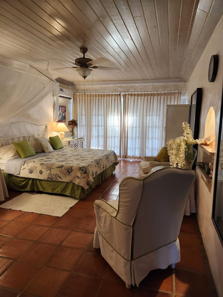 Hlavná spálňa s vlastnou kúpeľňou vedúca na terasu a bazén.