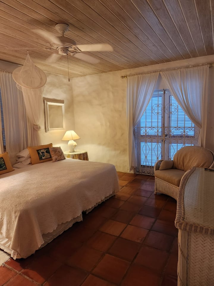 Druhá spálňa má manželskú posteľ veľkosti King alebo oddelené postele.