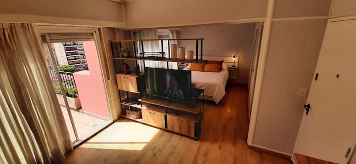 Vista desde el living al cuarto.
A la derecha la puerta de entrada al departamento, a la izquierda la salida al balcón terraza. 