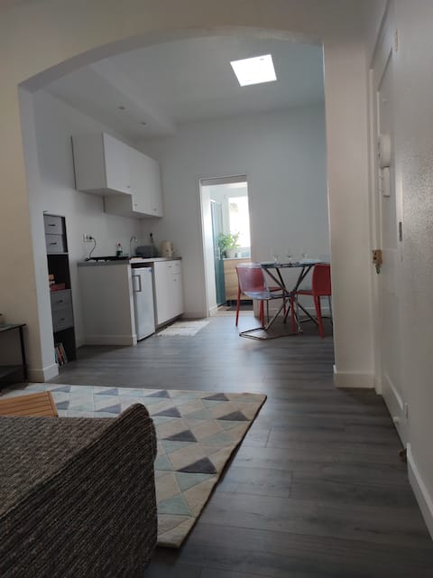 1 bedroom,bathroom, kitchenette, sofa centre town