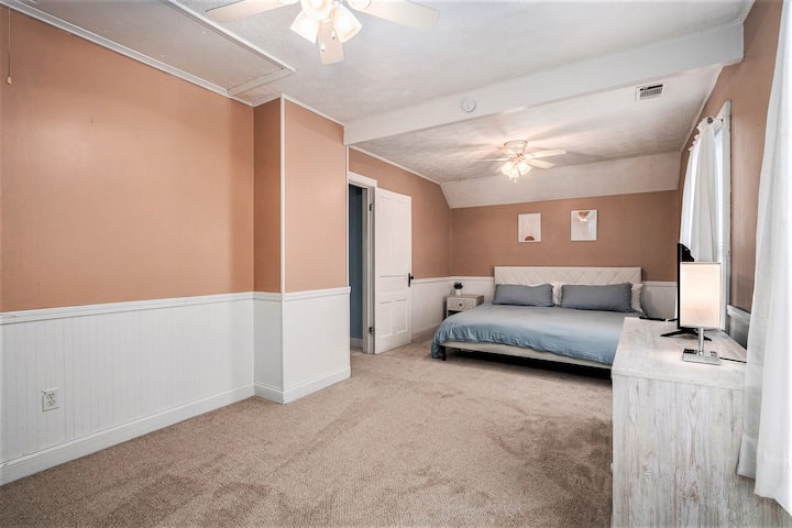 Disfruta de la comodidad de este colchón súper king y de la comodidad de una mesita de noche perfecta para apartar y cargar tu teléfono inteligente.