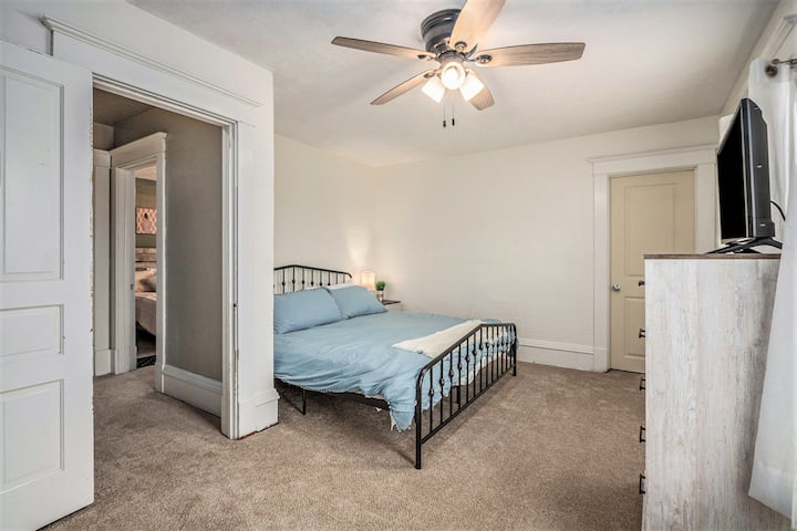 Entra en el dormitorio tamaño king, equipado con una cómoda, un televisor de alta definición y un ventilador de techo para la máxima comodidad.