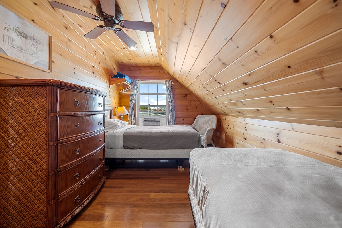 Slaapkamer op de derde verdieping met twee eenpersoonsbedden 