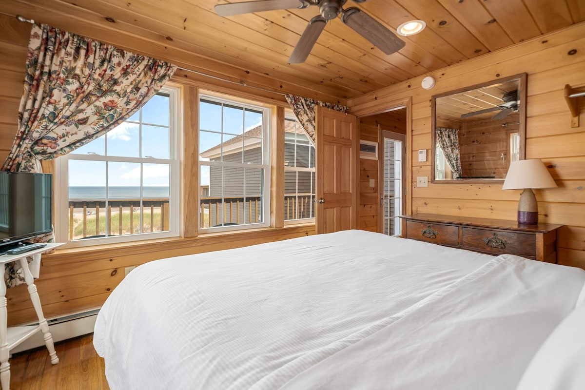 Hoofdslaapkamer met kingsize bed op de tweede verdieping. Balkon direct buiten ramen. 