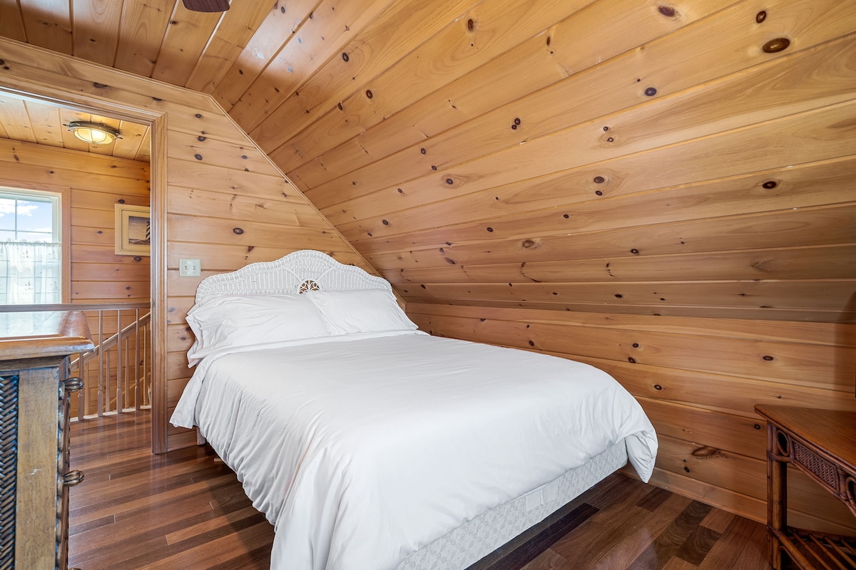 Slaapkamer met queensize bed op de derde verdieping.