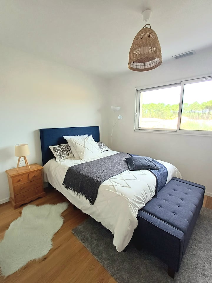 Esta magnífica habitación, amplia y luminosa, está equipada con una cómoda cama doble grande de 160 y una zona de vestidor para una comodidad óptima.