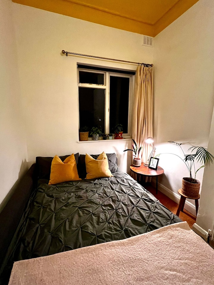 Bračni krevet (160x200) s natpisom Microlite i posteljina od egipatskog pamuka s guskim pernatim jastucima i poplunom. 