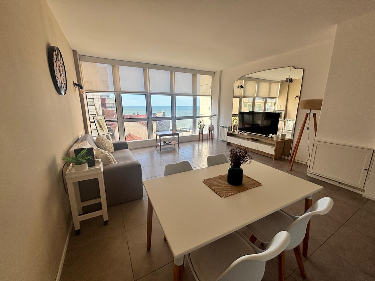 Просторна всекидневна с изглед към океана! 