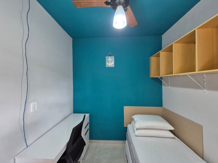 Bicama, sehemu ya kuhifadhi nguo, feni ya dari na sehemu ya kufanyia kazi iliyo na dawati na kiti kinachofaa.