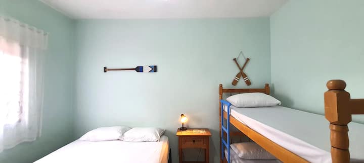 Kitanda cha malkia na kitanda cha ghorofa, kiyoyozi, feni ya dari, sehemu ya kuhifadhi nguo