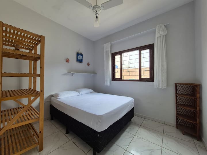 Kitanda cha watu wawili, feni ya dari, nafasi ya kuhifadhi mizigo na nguo.