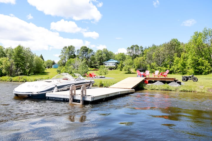 Waterfront Cottage w/ Hot Tub & Swim / Boat Dock
