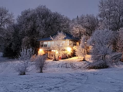 Waterfront Cottage w/ Hot Tub & Ice Fishing House