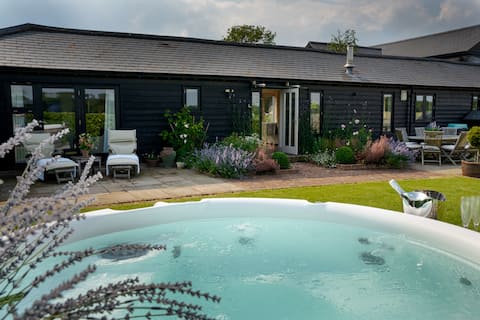 3 Bedroom Barn Conversion Nr Stansted +hot tub