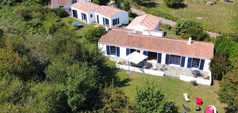 Spacious quiet house, 2 steps from the beach