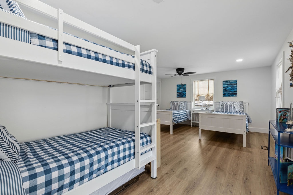 Chumba cha kulala nambari tatu kwenye ngazi kuu. Chumba hiki cha kulala kinaweza kulala watano. Kuna vitanda viwili viwili na vitanda vya ghorofa vina kitanda kidogo chini yake ambacho kinaweza kutolewa.