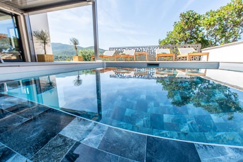 Luxury villa, between sea and mountain, pool