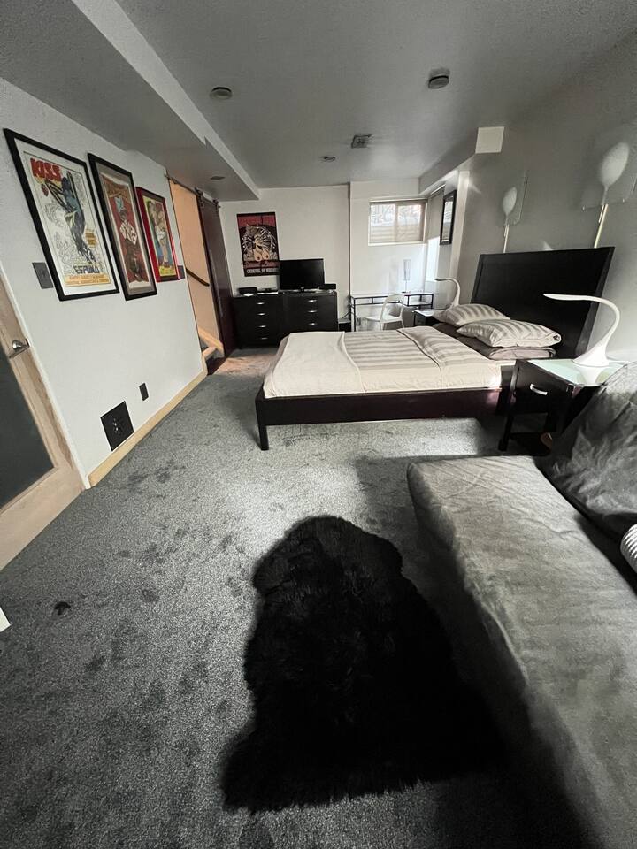 „ნაცრისფერ საძინებელში“ არის სამუშაო მაგიდა + სააბაზანო