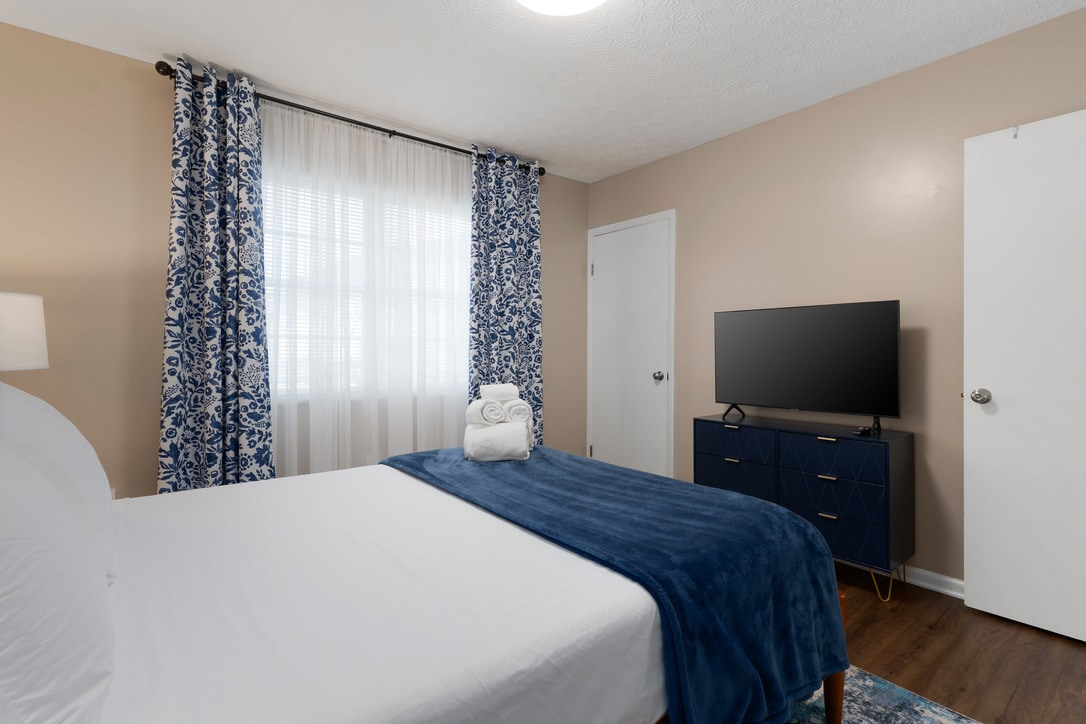 Оваа стилска спална соба ги спојува удобноста и практичноста со елегантен 43-инчен паметен телевизор. Без разлика дали се опуштате или спиете на душекот од мемори пена, сѐ што ви е потребно за удобен, поврзан престој е токму тука.