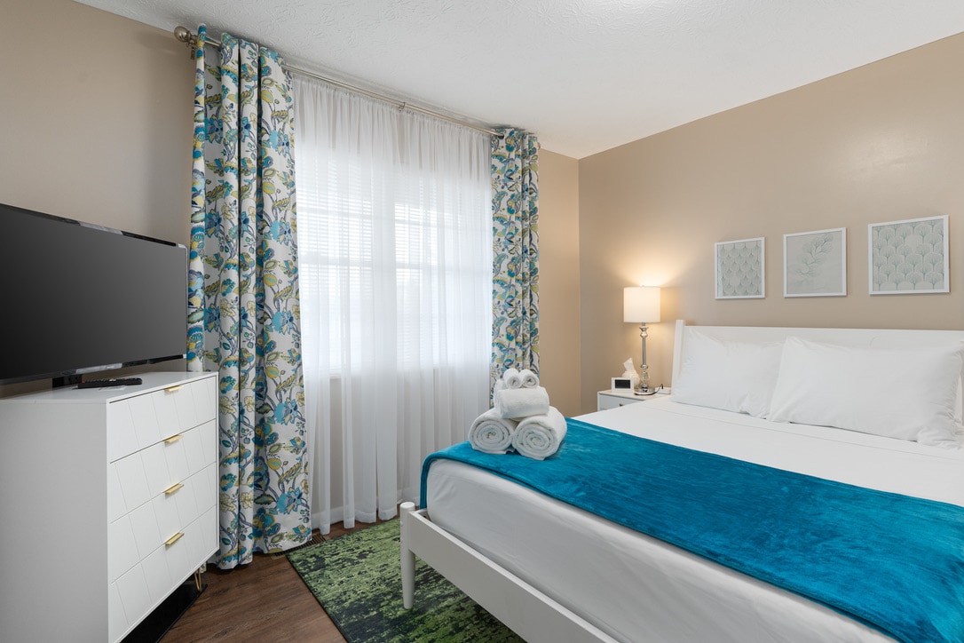 Удобната, добро осветлена спална соба се одликува со мека постелнина, завеси за затемнување и декор за смирување. Без разлика дали се одморате по напорниот ден или спиете, овој простор е дизајниран за удобност и релаксација.