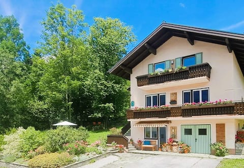 Spacious vacation home with sauna barrel & natural garden