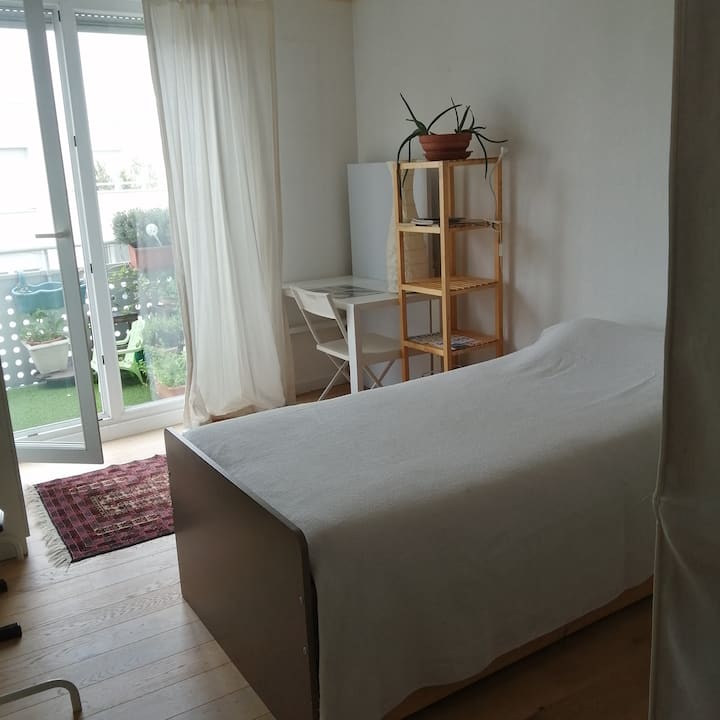 Habitación individual, tranquila, con cama nido una plaza o dos (la cama se despliega en el lateral para una segunda persona). Se puede agregar una cuna. Escritorio pequeño para zona de trabajo. Perchas y tendedero. Tienda opaca. 