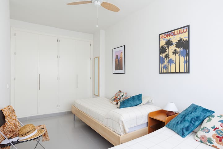 Соба со два единечни кревета - поглед на плакарот со голем капацитет со 4 врати, две фиоки, шипка од ѕид до ѕид.