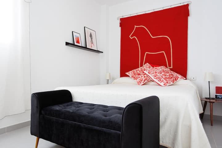 Двокреветна соба со кревет од 1,60x2 метри на горниот кат. Архон за прекривки за кревети и ќебиња.