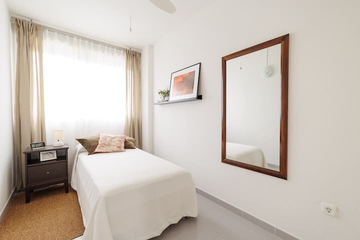 Еднокреветна соба со кревет од 90 см x 2 метра и голем прозорец, ролетни кои целосно ја блокираат светлината, ако сакате, и ventalidor. Се наоѓа на најгорниот кат.