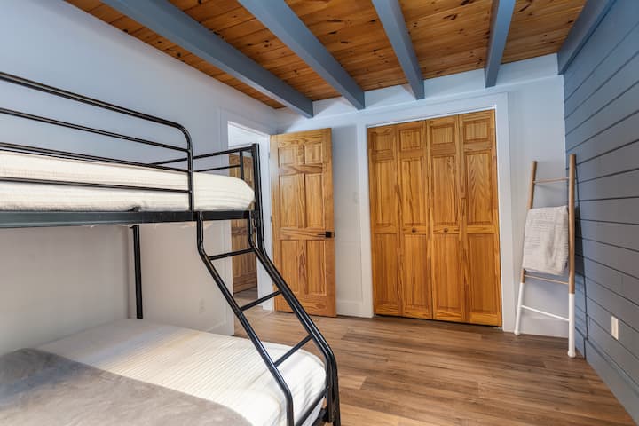 Chumba cha kulala cha 1 kina Vitanda vya Bunks, pamoja na Queen & Double Bed.