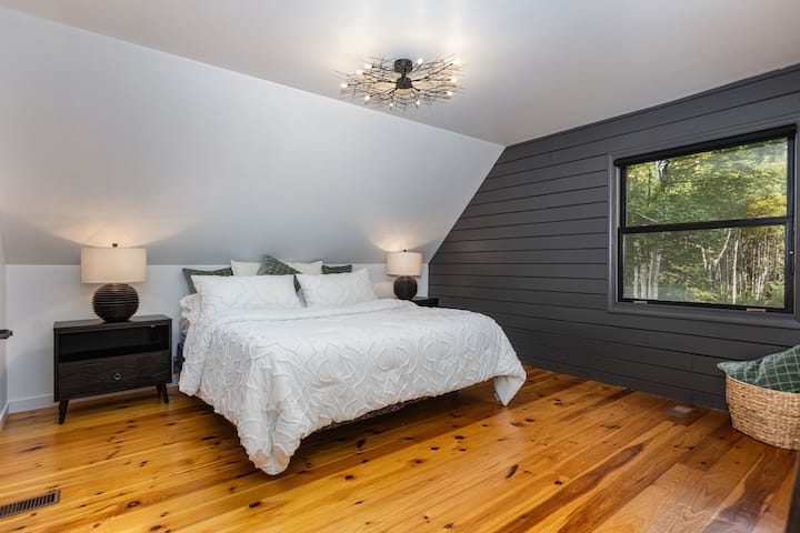 Chumba kikubwa cha kulala cha Msingi, Kimejaa Kitanda cha King Size na Meza 2 za Mwisho