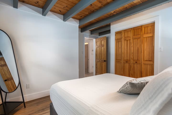 Chumba cha kulala cha Mgeni cha Ghorofa Kuu kina mapambo ya kupendeza pamoja na Kitanda cha Ukubwa wa Malkia