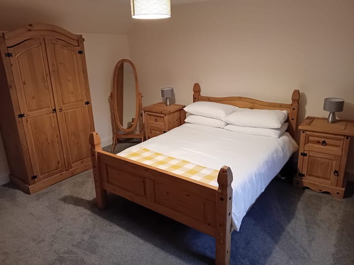 Double Bedroom - rear garden views