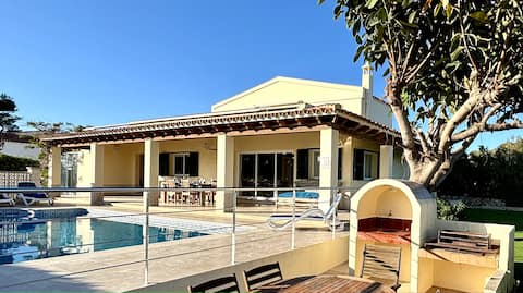 Propiedad de Airbnb exitosa: Family villa with private pool in superb location. en Sant Lluís