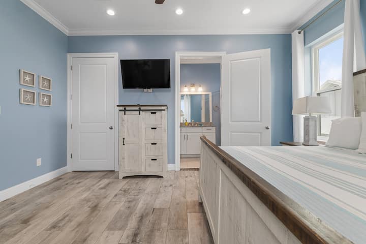 Sea Bliss · Nyumba ya Likizo ya Kifahari ya Ufukweni · Fuko za Ghuba · Mandhari ya Ufukweni katika Kila Chumba Kikuu · Matandiko ya Kifahari, Yenye Starehe · Vyumba Vitano vya Kulala vya Suite vya King vyenye Televisheni · Bafu la Kuogea linaloweza kufikika kwa Kiti cha Magurudumu · Iliyoundwa kwa ajili ya Starehe na Urahisi