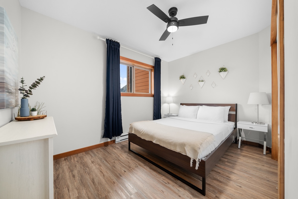 Pumzika kwa urahisi katika chumba cha kulala cha pili, kamili na sehemu ya ndani yenye starehe na kitanda cha kifahari.