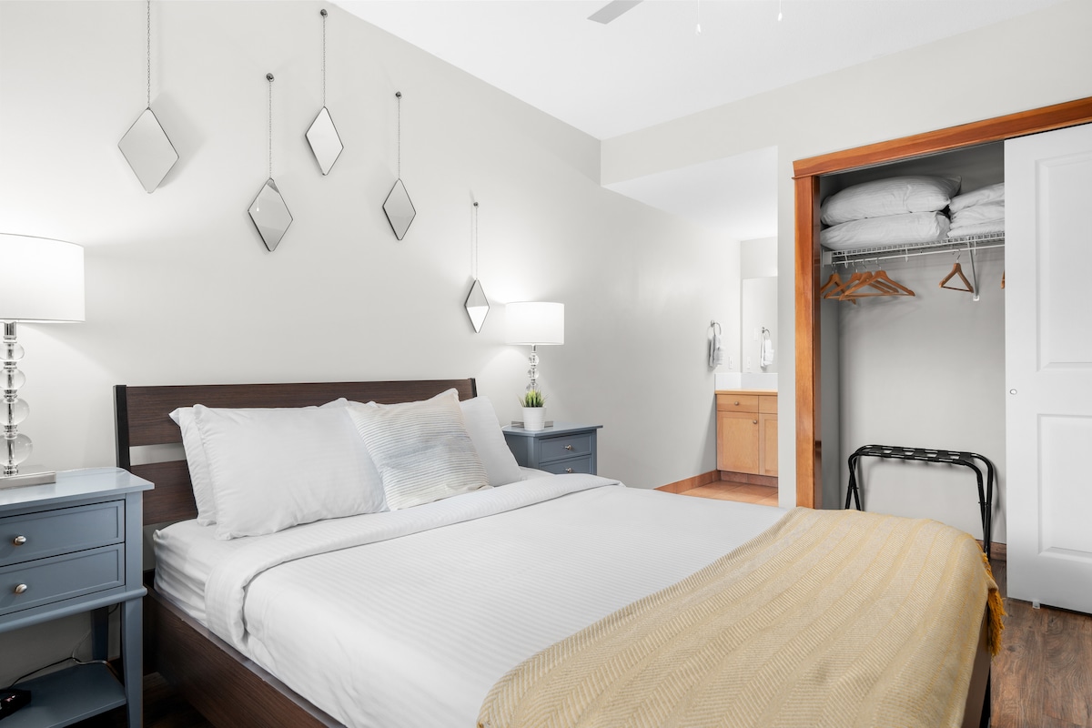 Pumzika katika chumba cha kulala cha msingi kilicho na kitanda cha kifalme, kabati lenye nafasi kubwa na bafu la kujitegemea, mapumziko yako bora kabisa.