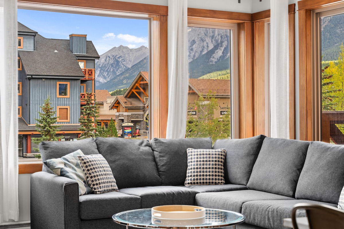 Changamkia sofa yenye starehe na uzame kwenye mandhari tulivu ya mlima kupitia dirishani.